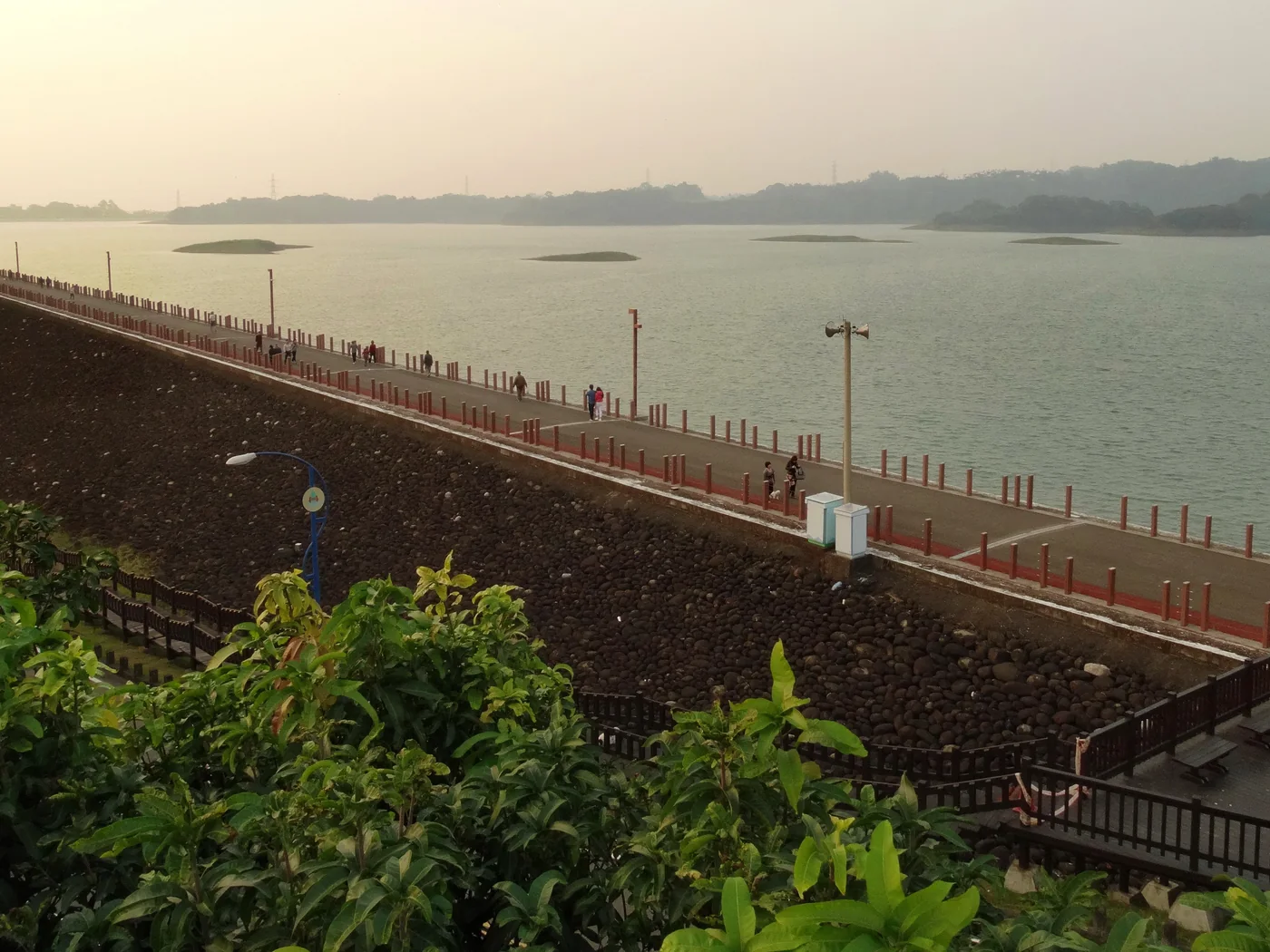 仁義潭水庫堤頂道路與湖景